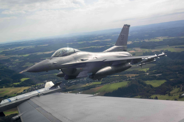 Đối với Ukraine, việc mất đi ngay cả một chiếc F-16 cũng là vấn đề đáng để quan tâm. Bởi nước này đã nhận được một số lượng hạn chế các máy bay phản lực này từ các đồng minh NATO, bao gồm Hà Lan, Đan Mạch và Bỉ, như một phần trong nỗ lực hiện đại hóa lực lượng không quân đang già cỗi của mình. Ảnh: @ World Defence News.