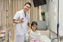 Đắp lá trị viêm xương, trẻ 8 tuổi không đi lại được