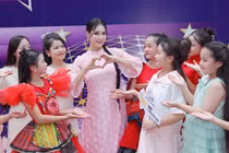 Thanh Mai xinh đẹp đi chấm thi MC nhí