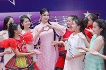 Thanh Mai xinh đẹp đi chấm thi MC nhí