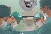 Hiếm gặp tắc động mạch mạc treo tràng trên hoại tử 5m ruột