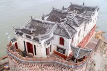 Ngôi chùa hơn 700 năm giữa sông Trường Giang, ẩn hiện theo mùa nước