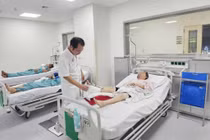 Người phụ nữ bị đứt lìa cẳng chân do máy cắt cỏ văng vào người