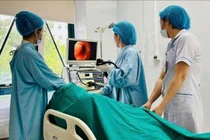 Chảy máu tiêu hóa nặng vì thói quen thức khuya lướt điện thoại