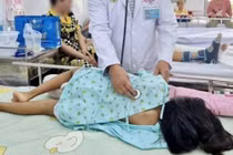 Bé gái 11 tuổi suýt bị liệt chân sau chấn thương cột sống cổ kéo dài 2 năm