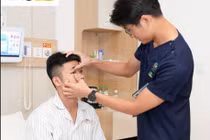 Suýt mù mắt vì thanh sắt treo hàng đâm xuyên mặt sau cú ngã trong siêu thị