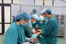 Cứu sống người phụ nữ có khối nang buồng trứng "khủng" bị xoắn, xuất huyết