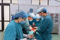 Cứu sống người phụ nữ có khối nang buồng trứng "khủng" bị xoắn, xuất huyết