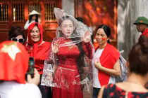 Xác minh video Ngân 98 bị đuổi khỏi Nhà thờ Lớn Hà Nội khi đang chụp ảnh