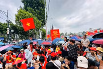 "Khối yêu nước" đổ về chật kín đường Trần Phú, Hùng Vương chờ xem diễu binh