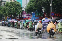 Dòng người ùn ùn đổ về đường Hùng Vương, Nguyễn Thái Học chờ xem diễu binh