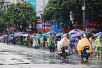 Dòng người ùn ùn đổ về đường Hùng Vương, Nguyễn Thái Học chờ xem diễu binh