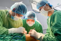 Cứu cánh tay bé trai 7 tuổi bị đứt động mạch do té ngã