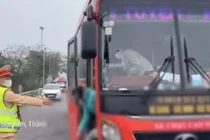 Xe khách 45 chỗ 'nhồi nhét' 83 người bị xử phạt 