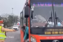 Xe khách 45 chỗ 'nhồi nhét' 83 người bị xử phạt 