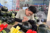 Hái ra tiền ngày Tết với dưa khắc chữ, dừa dát vàng phong thủy