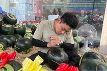 Hái ra tiền ngày Tết với dưa khắc chữ, dừa dát vàng phong thủy