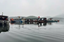 Tìm thấy thi thể bé trai vụ lật tàu ở hồ Thác Bà