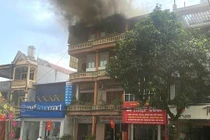 Cháy nhà nghỉ ở Tuyên Quang, cột khói bốc cao cả chục mét