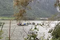 Lật thuyền trên sông Gianh ở Quảng Trị, 2 người tử vong, 2 người mất tích