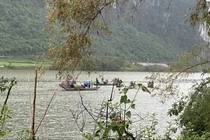 Lật thuyền trên sông Gianh ở Quảng Trị, 2 người tử vong, 2 người mất tích