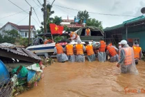 Bộ đội bám hiện trường hỗ trợ dân khắc phục sau đợt mưa lớn ở Lâm Đồng