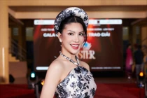 Hoa hậu Loan Vương đẹp nền nã với áo dài cách tân