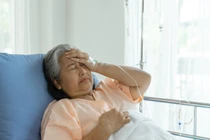 Bức thư trong hộp quà sau ly hôn của con dâu khiến mẹ chồng khóc nghẹn