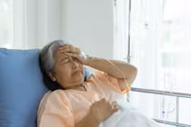 Mở hộp quà con dâu để lại sau ly hôn, mẹ chồng bật khóc 