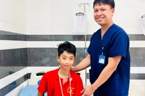 Trẻ 13 tuổi gãy hai xương cẳng tay khi đá bóng, bác sĩ cảnh báo