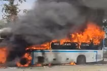 Xe giường nằm bốc cháy trên quốc lộ, hành khách hoảng loạn