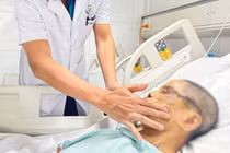 Bước hụt xuống hố thang máy, người đàn ông vỡ nát khuôn mặt