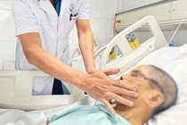 Bước hụt xuống hố thang máy, người đàn ông vỡ nát khuôn mặt