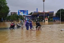 Sản phụ đẻ rơi con giữa dòng nước lũ ở TP Huế
