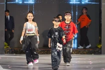 Rapper nhí Xệ Xệ gây bất ngờ khi làm vedette diễn thời trang