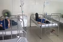 Hàng chục người nghi ngộ độc sau bữa cơm trưa tại công ty ở TP HCM