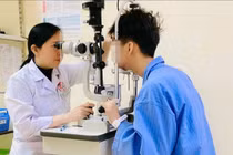 Trẻ 14 tuổi nhập viện vì tổn thương mắt do súng đồ chơi