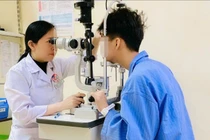 Trẻ 14 tuổi nhập viện vì tổn thương mắt do súng đồ chơi