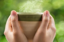 Uống nước ấm buổi sáng có thực sự thải độc?