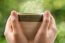 Uống nước ấm buổi sáng có giúp thanh lọc cơ thể?