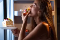 Làm sao để thoát khỏi thói quen ăn vì buồn?