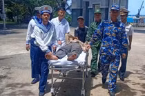 Ngư dân đột quỵ não trên vùng biển Trường Sa may mắn được cứu sống