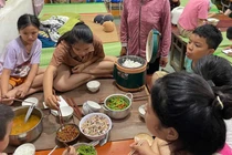 Bữa ăn tối nghẹn lòng ở nơi tránh bão Bualoi tại Nghệ An