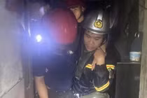 Công an Nghệ An xuyên đêm cứu người gặp nạn trong bão số 10 Bualoi