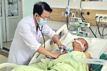 Hít khói thảo mộc chữa viêm xoang, người đàn ông ngộ độc khí CO nặng