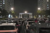 Cận cảnh hàng trăm ô tô quây lại trước tòa chung cư Hà Nội tránh bão Wipha