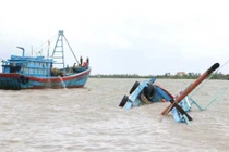 Đắm tàu trong đêm tại Quảng Ninh, 4 thuyền viên thoát nạn