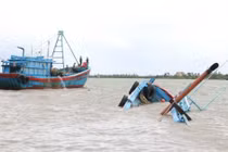 Đắm tàu trong đêm tại Quảng Ninh, 4 thuyền viên thoát nạn 