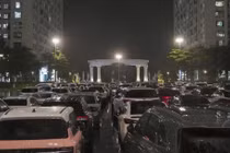 Cận cảnh hàng trăm ô tô quây lại trước tòa chung cư Hà Nội tránh bão Wipha