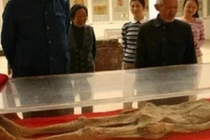 Bật nắp quan tài cổ 700 năm, diện mạo người phụ nữ gây sửng sốt